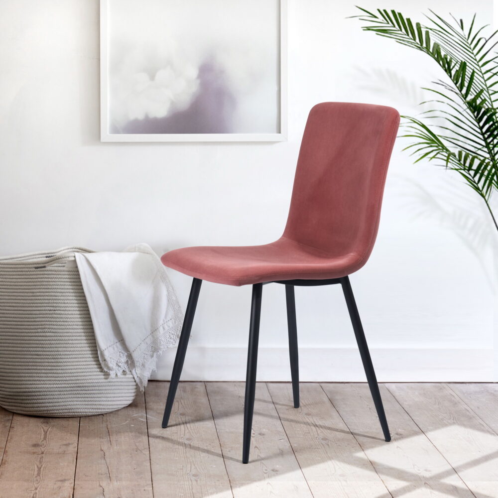 רביעיית כיסאות ורודים עם רגלי מתכת שחורות דמויות עץ, נוחים למגוון שימושים - מבית HOMAX