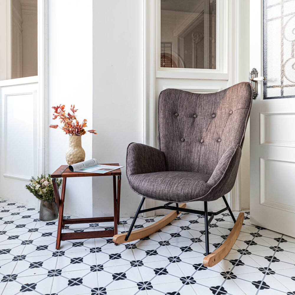 כורסה אפפינג אפורה עם בסיס נדנוד עץ מלא - נוחות ורוגע מובטחים - מבית HOMAX