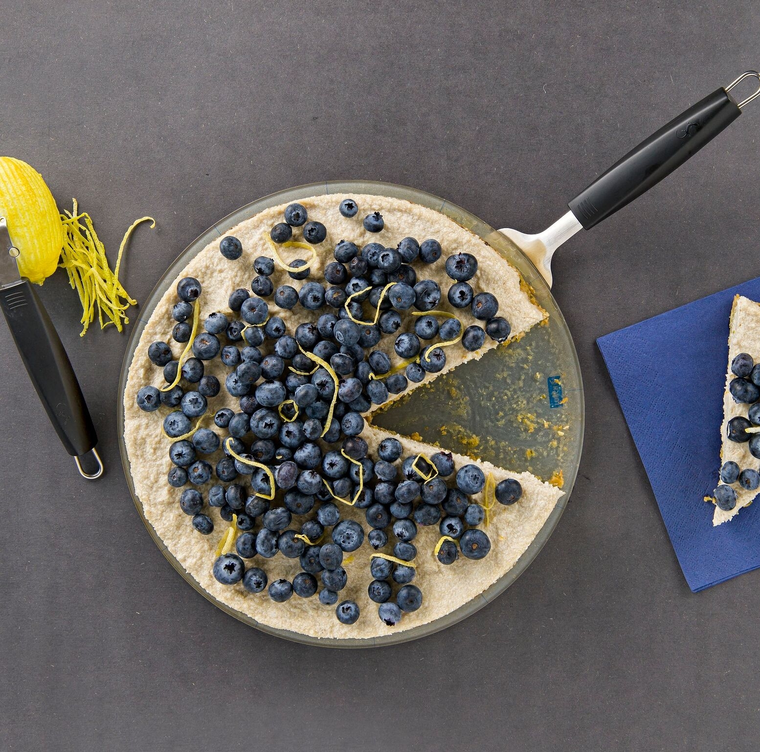 LURCH - תבנית עגולה קפיצית מסיליקון עם תחתית זכוכית בקוטר 26 ס"מ – תמונה 3