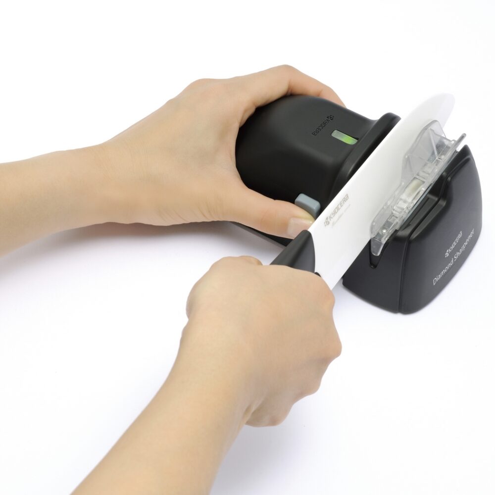 משחיז חשמלי לסכינים קרמיות ומתכת מבית Kyocera