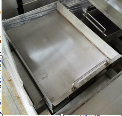 משטח כרום חלק במידות 41X55 ס"מ, לגריל גז Buffalo Grill עובי 16 ממ - מיועד לעבוד על שלושה מבערים כולל ידית