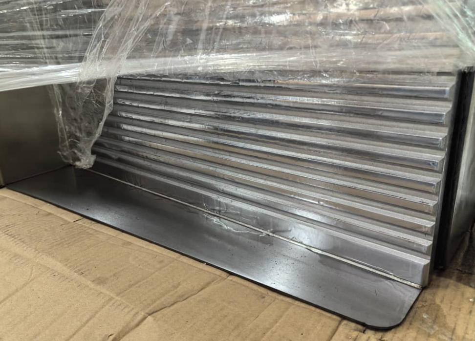 משטח נירוסטה מחורר לגריל גז Buffalo Grill, ממדים 41X55 ס"מ, עובי 16 מ"מ - מיועד לשלושה מבערים וכולל ידית