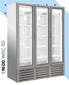 מקרר שחור בעל שלוש דלתות כנף, בנפח 1600 ליטר, רוחב 160 ס"מ, עומק 74 ס"מ, גובה 205 ס"מ.